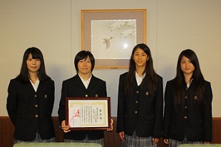 全国高等学校トランポリン競技選手権大会女子団体競技2連覇達成の功績が認められる。