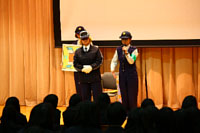 痴漢に扮しての実演