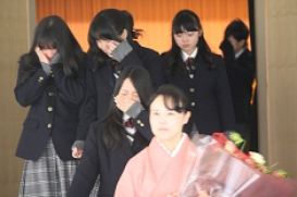 感極まって泣き出す女子生徒