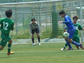 相手ゴールに突進